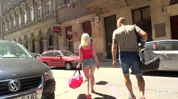 Admitimos que Lovita Fate chupa pau maravilhosamente bem.