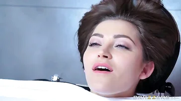 Nikki Benz und Dani Daniels gehen zusammen zur Massage und das passiert ...