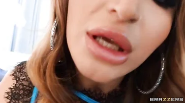 Skylar Snow zuigt een goede pik, wat een slet is ze..