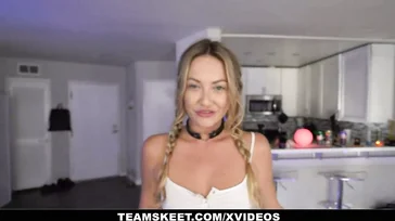 Adira Allure trägt zu Hause einige tolle Outfits.