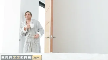 Un trio porno génial avec deux filles très salopes.