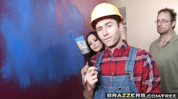 Die Französin lässt sich von der Mitarbeiterin die Haare bürsten.