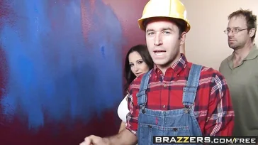 Die Französin lässt sich von der Mitarbeiterin die Haare bürsten.
