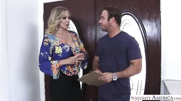 Chad White bringt Julia Ann wie eine Schlampe zum Kommen.
