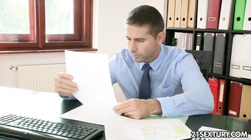 Durante o horário de trabalho essa garota transa com o chefe dela.