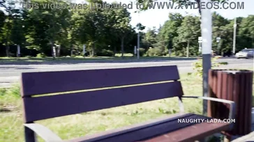In vacanza e in giro nuda ovunque vada...