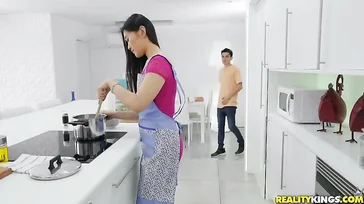 Dona de casa sente atração pelo filho do marido.
