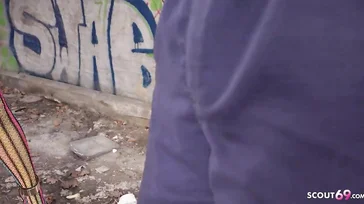 Deutsches Mädchen fickt in einer verlassenen Fabrik.