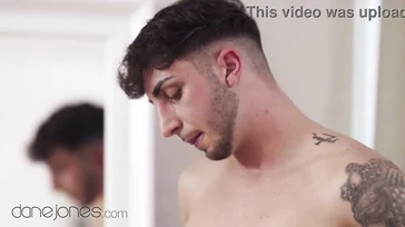 Wat een lekkere slet in lingerie gaat deze gast neuken..