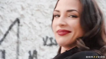 Le calienta al extraño y termina teniendo sexo con él..