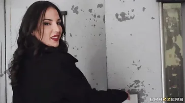 Le calienta al extraño y termina teniendo sexo con él..