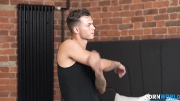 Lara Frost flexível empalada por seu personal trainer e um amigo