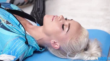 Lara Frost flexível empalada por seu personal trainer e um amigo