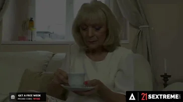 Ik trek oma's onderbroek uit en ze laat me alles met haar doen