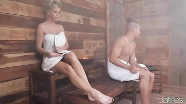 Coincide en la sauna del gimnasio con una milf macizorra