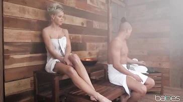 Coincide en la sauna del gimnasio con una milf macizorra