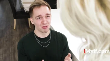Blonde MILF will nicht ficken, aber sie gibt diesem jungen Jungen einen guten Blick