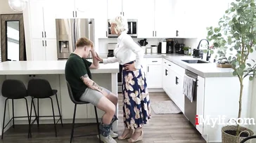 Blonde MILF will nicht ficken, aber sie gibt diesem jungen Jungen einen guten Blick