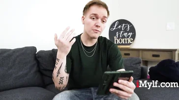 Blonde MILF will nicht ficken, aber sie gibt diesem jungen Jungen einen guten Blick