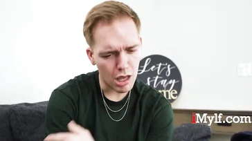 Blonde MILF will nicht ficken, aber sie gibt diesem jungen Jungen einen guten Blick