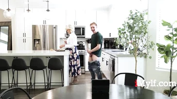 Blonde MILF will nicht ficken, aber sie gibt diesem jungen Jungen einen guten Blick