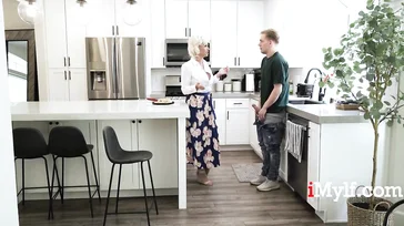 Blonde MILF will nicht ficken, aber sie gibt diesem jungen Jungen einen guten Blick