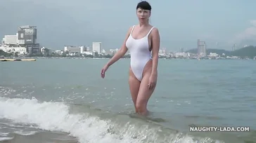 Een verfrissend bad onthult de prachtige kut van deze MILF