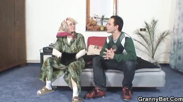 यह दादी किस्मत वाली है, उसके लिए एक बड़ा लंड है