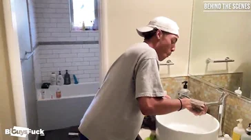 2 beaux bruns se baisent et profitent d'une beauté tatouée