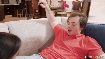 Jovencita zorreando con el novio y llega la suegra, ¡follón asegurado!