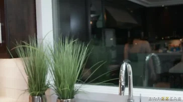 Jovencita zorreando con el novio y llega la suegra, ¡follón asegurado!