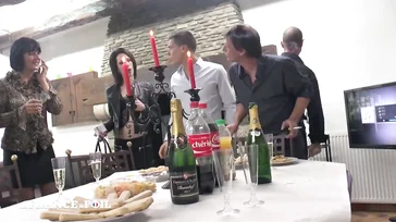 Reunión casera de varios amigos acaba en una orgia amateur