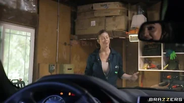 O carro estava vazando óleo, mas ela perdeu a vergonha