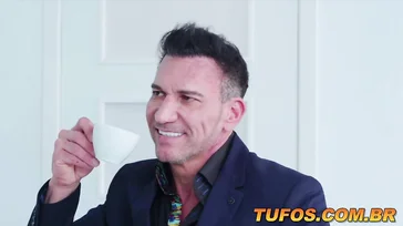 Essa empregada brasileira tem peitos incríveis