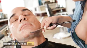 Une coiffeuse blonde donne un bon coup de jeune à un homme chauve