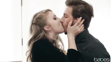 Geile Französin fickt und lässt es von einem Kellner machen