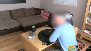Sie geht zu einem Pornocasting und bekommt die Rolle nicht, aber sie wird gefickt