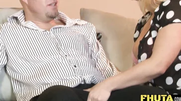 Non ci potevo credere! Lui scopa il genero davanti alla figlia