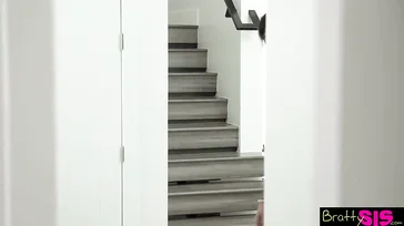 Ela faz uma foda total enquanto bisbilhota a casa de um amigo
