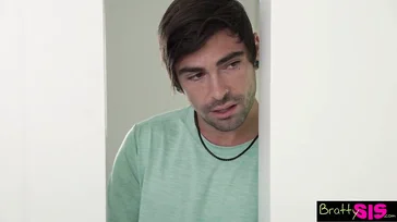 Ela faz uma foda total enquanto bisbilhota a casa de um amigo
