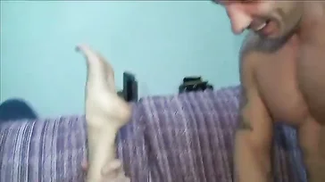 Der Ehemann hat noch eine Fantasie zu erfüllen und sie gefällt ihm