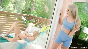 Geile Blondine formt den Taco in einem Ferienresort