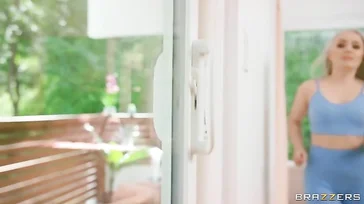 Geile Blondine formt den Taco in einem Ferienresort