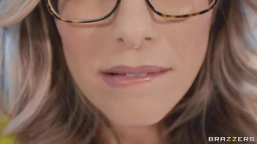 Che pasticcio combina nel culo di questa MILF!