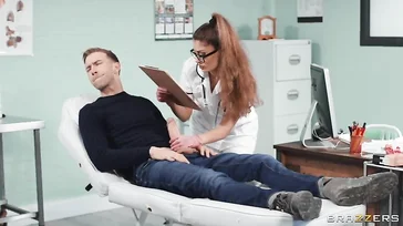 Hij snelt naar de eerste hulp en eindigt met het geven van therapie aan de dokter
