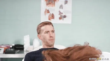 Hij snelt naar de eerste hulp en eindigt met het geven van therapie aan de dokter