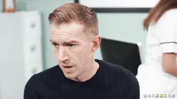 Hij snelt naar de eerste hulp en eindigt met het geven van therapie aan de dokter