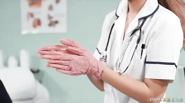 Hij snelt naar de eerste hulp en eindigt met het geven van therapie aan de dokter