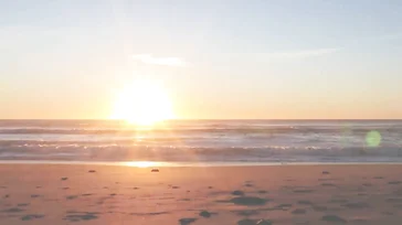 Stunning redhead wakes up horny as hell