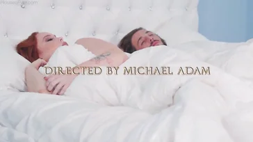 Stunning redhead wakes up horny as hell